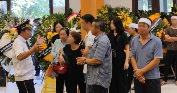 Người thân, bạn bè khóc nghẹn trong lễ tang 4 nạn nhân tử vong trong vụ cháy nhà ở Định Công Hạ