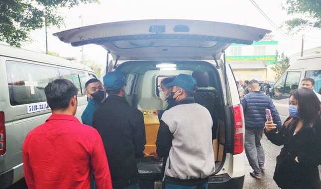 Vụ cháy ở Đà Lạt: Nhói lòng cảnh mẹ nằm xe cấp cứu đưa quan tài 3 con về quê