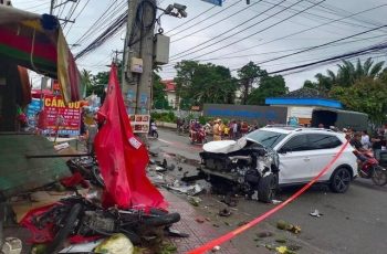 Kinh hoàng khoảnh khắc ô tô mất lái tông hàng loạt xe máy và pha nhoài người kịp thời giúp nam thanh niên thoát chết trong tích tắc